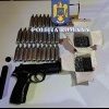 Dosar penal pentru o armă și muniție, deținute fără drept