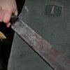 Hunedoara: Bărbat trimis în judecată după ce i-a tăiat mâna cu o sabie unchiului său