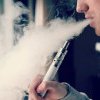Proiectul care interzice vânzarea către minori a ţigărilor electronice merge la promulgare