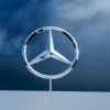 Acţiunile Mercedes-Benz au urcat în jur de 5% joi, susţinute de rezultate financiare peste aşteptări şi un program de răscumpărare de titluri
