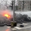 Reuniune a miniştrilor agriculturii din UE sub presiune. Fermierii au blocat Bruxelles-ul cu tractoare şi au dat foc la anvelope, poliţia recurge la tunuri cu apă – VIDEO