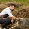 Vlad Miriță vinde porci Mangalița cu 1.000 euro bucata! Ferma tenorului desface carne și preparate din animale și păsări crescute libere, prin pășunare