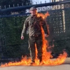 Militarul care şi-a dat foc în semn de protest a murit