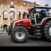 Agricultorii italieni protestează cu tractoarele de-a lungul Colosseumului