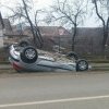 O mașină condusă de o șoferiță de 23 de ani, răsturnată într-un șanț, pe raza localității Râșești
