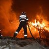 UPDATE: Una dintre cele trei victime ale incendiului de la Mireni a murit, iar o altă persoană a intrat în comă