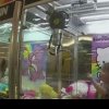 Vizită cu peripeții la mall: Un copil s-a furișat într-un aparat cu jucării și a rămas blocat acolo