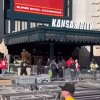 Atac armat în timpul unei parade, în Kansas City: un mort și peste 20 de răniți/Reacția lui Biden – VIDEO