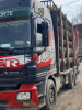 Autocamion folosit la transportul de lemn tăiat ilegal confiscat de polițiști