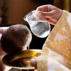 Preoți suceveni reclamați ”că iau la mișto botezul prin stropire”