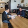 Primarul din Horodnic de Sus felicitat de prefect ”pentru modul exemplar” în care se implică în gestionarea proiectelor de dezvoltare și a investițiilor în  comună (foto)