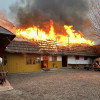 Șase autospeciale de pompieri intervin pentru stingerea unui incendiu care a cuprins trei case la Frătăuții Noi (foto)
