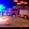 A luat foc un cunoscut restaurant din Pitești. Flăcările au cuprins acoperișul clădirii. Clienții sunt evacuați de pompieri