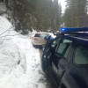 Doi turiști au rămas cu mașina blocată în zăpadă, după ce GPS-ul i-a îndrumat pe un drum forestier