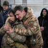 Familiile luptătorilor din Mariupol protestează la Kiev