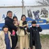 O familie de japonezi a adoptat un cățeluș din Bragadiru