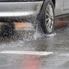 Ploile și vântul puternic afectează circulația mașinilor pe numeroase șosele ale țării