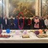 Baloane colorate peste picturi valoroase și platouri cu bunătăți pe masa de epocă, în palatul istoric al Ambasadei Române din Paris. Imagini scandaloase