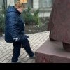 Femeia care a lovit statuia din Iași s-a ales cu dosar penal. Ce zice sculptorul despre reacția pensionarei revoltate
