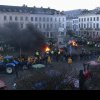 Fermierii au aprins focul în fața Parlamentului European! Tensiuni la cote maxime în ziua summit-ului european extraordinar - VIDEO