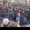 Incidente la mitingul anti extremist de la Suceava. Omul Dianei Șoșoacă, scos cu forța de jandarmi de lângă scenă
