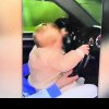 Inconștiență maximă: o mamă s-a filmat cu bebelușul de 9 luni în brațe, în timp ce conducea pe o șosea intens circulată din Maramureș 