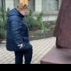 O femeie s-a apucat să lovească cu picioarele o statuie din Iași pentru că nu-i plăcea opera de artă. Polițiștii au deschis o anchetă