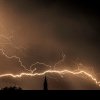 Trucul INCREDIBIL care-ți poate salva viața dacă te prinde o furtună cu fulgere