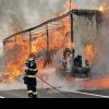 Un camion încărcat cu carton presat a ars ca o torță pe A1, în județul Sibiu. Imagini șocante