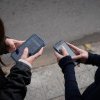 Anglia interzice folosirea de către elevi a telefoanelor mobile în școli