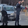 „Așa arată normalitatea!”. Un polițist a oprit examenul și a coborât din mașină pentru a ajuta o femeie să traverseze strada, la Ploiești | VIDEO