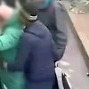 Bărbat filmat în momentul când a furat telefonul unei femei într-un autobuz din București. Polițiștii l-au prins în flagrant | VIDEO