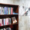 „Biblioteca de la Metrou”. Călătorii pot împrumuta cărți dintr-un raft instalat în stația Piața Unirii