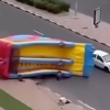 Doi copii au scăpat cu viață, după ce o rafală de vânt a aruncat toboganul gonflabil în mijlocul unui bulevard, în Kuweit | VIDEO