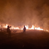 Incendii în mai multe județe din țară. În Prahova, ard 25 de hectare de vegetație, fâșia de foc are 5 kilometri