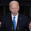 Joe Biden denunță afirmațiile „periculoase și rușinoase” ale lui Trump despre NATO și cere adoptarea „rapidă” a spijinului pentru Ucraina