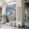 Medic neurolog din Bucureşti filmat când intră cu o macetă într-o cafenea, taie cablul de internet şi un senzor de iluminat şi dă foc într-o încăpere