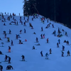 Motivul pentru care zeci de schiori coboară de-a bușilea, pe o pârtie din Austria | VIDEO