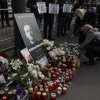 „Nu câștigi alegeri libere omorând opoziția”. Zeci de oameni îi aduc un omagiu lui Aleksei Navalnîi la sediul Ambasadei Rusiei la București