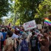 PORTRET Ce înseamnă fii gay în Republica Moldova. După ce l-a respins și a încercat să-l „vindece”, familia i-a acceptat orientarea sexuală și relația în trei 