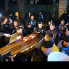 Proteste AUR în București, Timișoara și Iași față de comasarea alegerilor. „Marș funerar” la sediile PSD și PNL, cu un sicriu și cruci | VIDEO