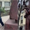 Reacția sculptorului a cărui statuie a fost lovită cu piciorul de o femeie la Iași: „Am rămas uimit, cred că a fost instigată“