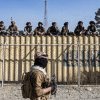 Rudele unor victime au executat doi bărbați pe un stadion din Afganistan, în prezența a mii de oameni