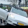Șoferul unei mașini Google Streetview a ajuns în șanț cu bolidul Tesla Model Y. Era atât de beat, încât n-a putut sufla în fiolă