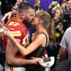 Taylor Swift și-a sărutat iubitul, pe jucătorul Travis Kelce, pe teren, după ce Kansas City Chiefs a câștigat Super Bowl 2024