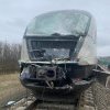 Tren retras din circulație după ce a fost lovit și avariat de un camion care transporta deșeuri, în Olt. Mecanicul de locomotivă a fost rănit