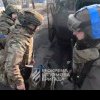 Trupele ucrainene, sub atac continuu în timpul retragerii din Avdiivka. Momentul în care o dronă lovește un vehicul militar