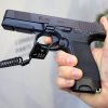 Un bărbat a fost amendat după ce s-a plimbat prin centrul orașului Arad cu un pistol de jucărie în mână