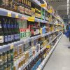 Un bărbat a fost scos cu poliția dintr-un supermarket din Blaj, după ce început să bea bere și whisky sustrase de pe rafturi