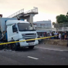Un TIR care transporta utilaje de construcții a dărâmat o pasarelă pietonală, în Mauritius, paradisul vacanțelor | VIDEO